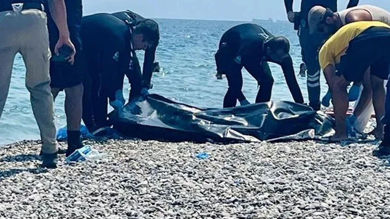 Antalya'da sahilde erkek cesedi bulundu