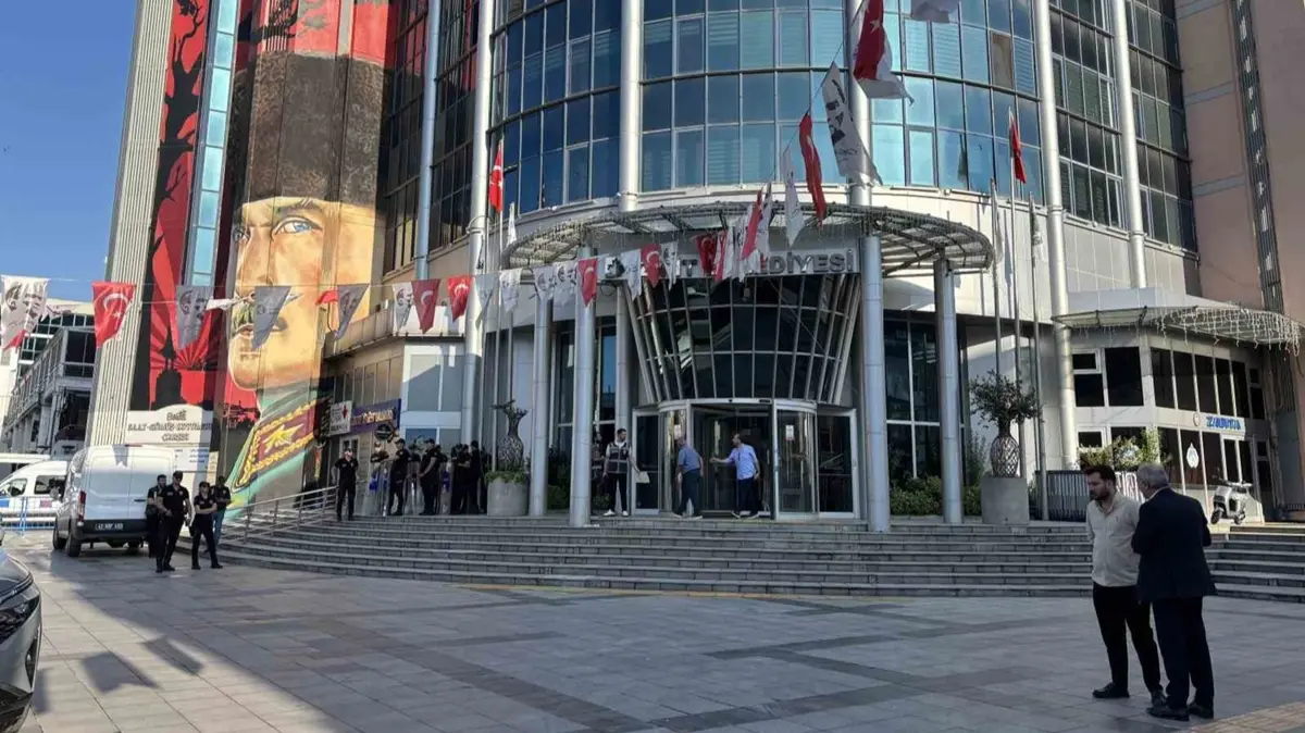 İzmit Belediyesi'ne yönelik soruşturma! Başkan ve eşi gözaltında