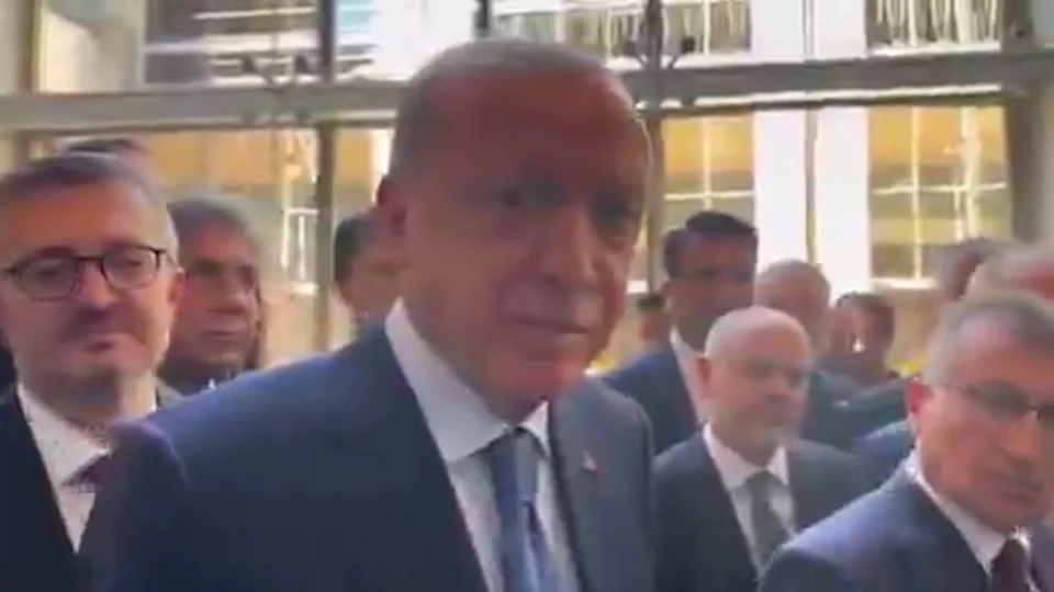 Erdoğan'dan Meloni'ye bomba sigara yorumu: Keşke bizimkiler de bıraksa!