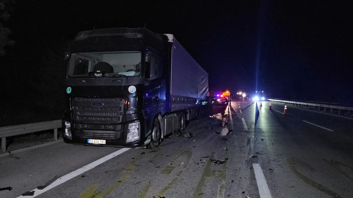 Park halindeki TIR'a arkadan çarpan otomobilin sürücüsü öldü