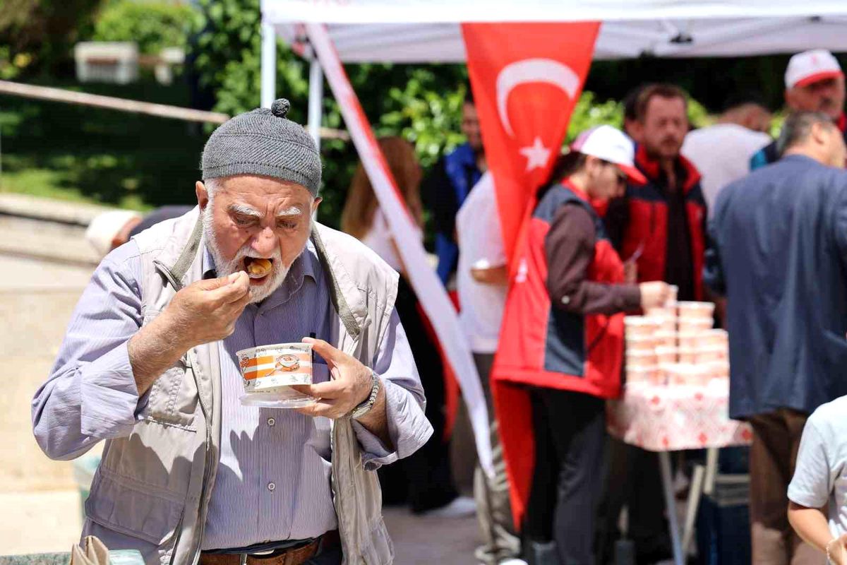 Sivas'ta vatandaşlara aşure dağıtıldı