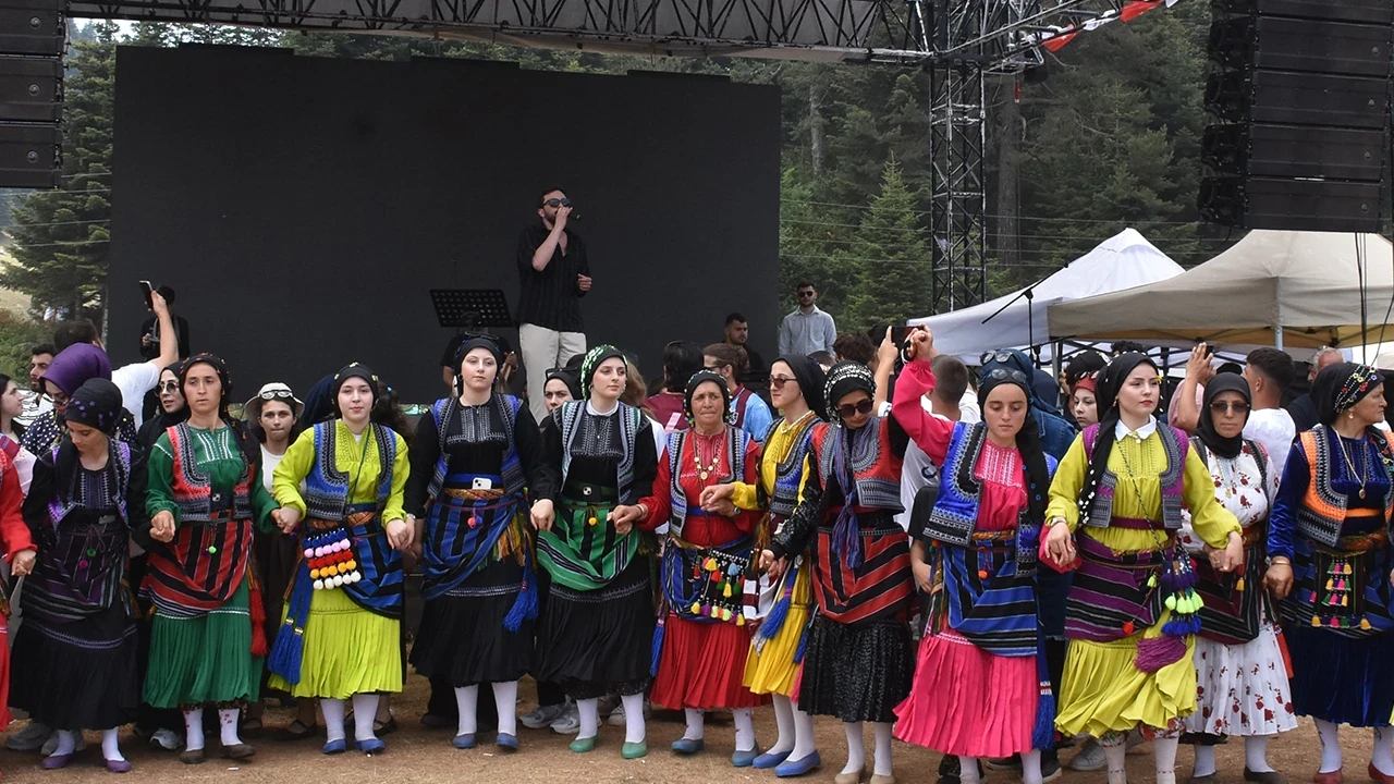 Hendek'te Karadeniz rüzgarı: 1500 rakımlı Çiğdem Yaylası'nda 88 yıllık gelenek coşkuyla kutlandı