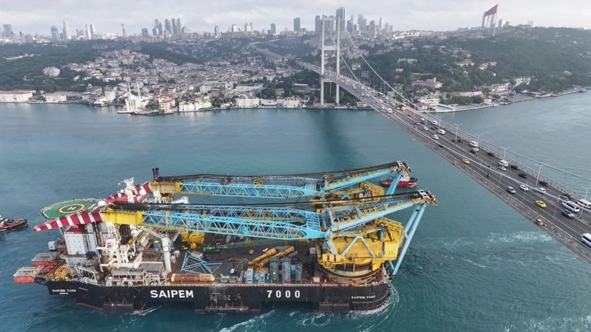 İstanbul Boğazı'nden dev vinç geçti!