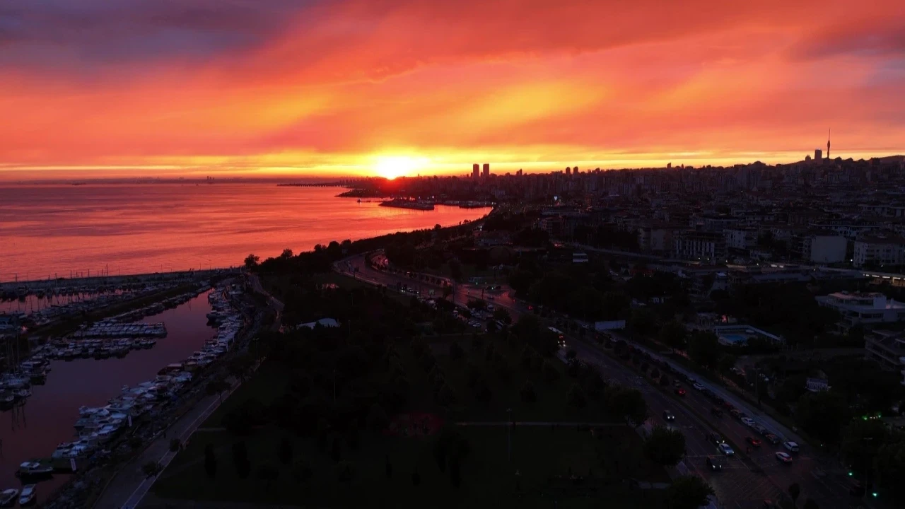 İstanbul'da yağmur sonrası gün batımı mest etti