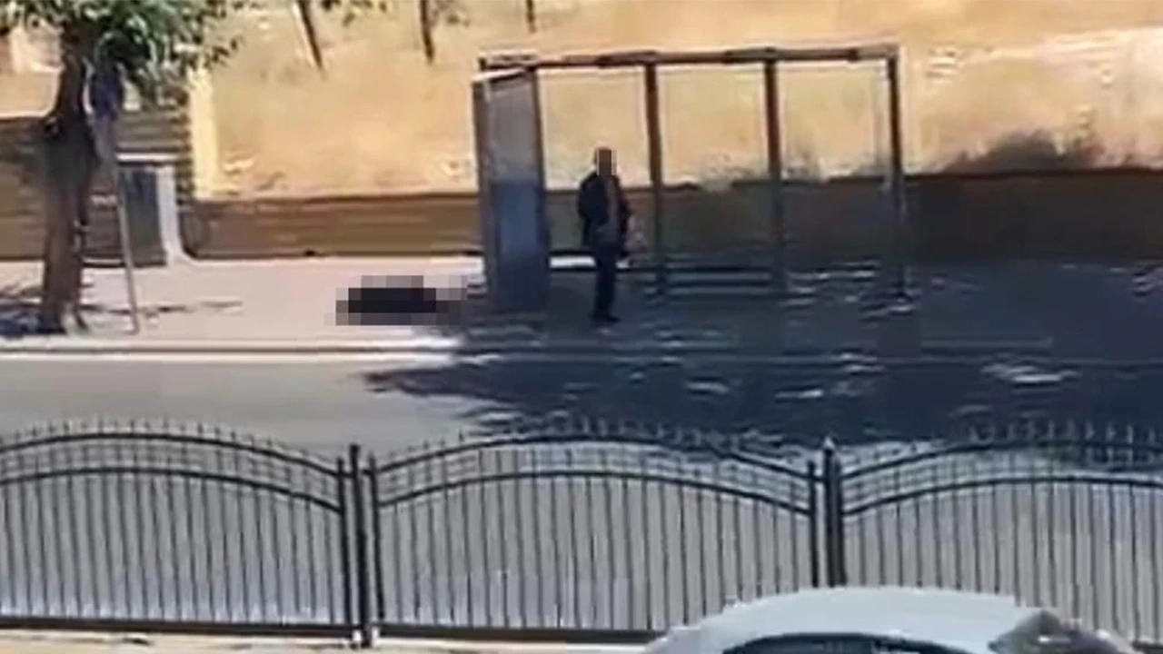 Boşanma aşamasındaki eşiyle durakta karşılaştı, silahla vurup ağır yaraldı
