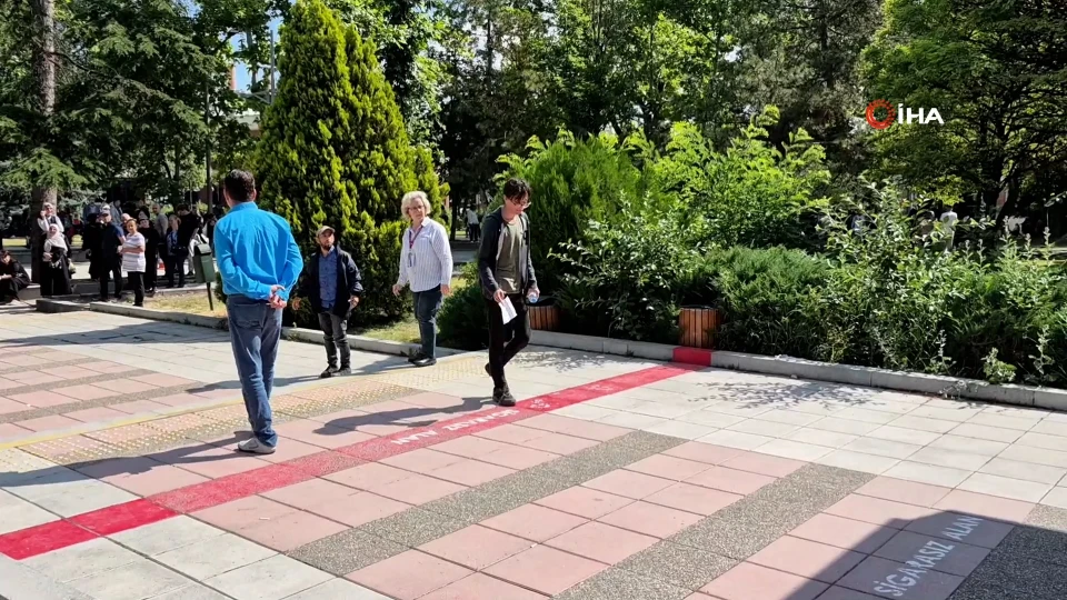 Eskişehir'de YKS heyecanı: Sınava son anda yetişen adaya yakınından tepki