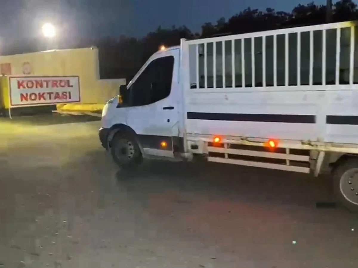 Şanlıurfa'da 20 bin paket kaçak sigara lastiklerin içinden çıktı