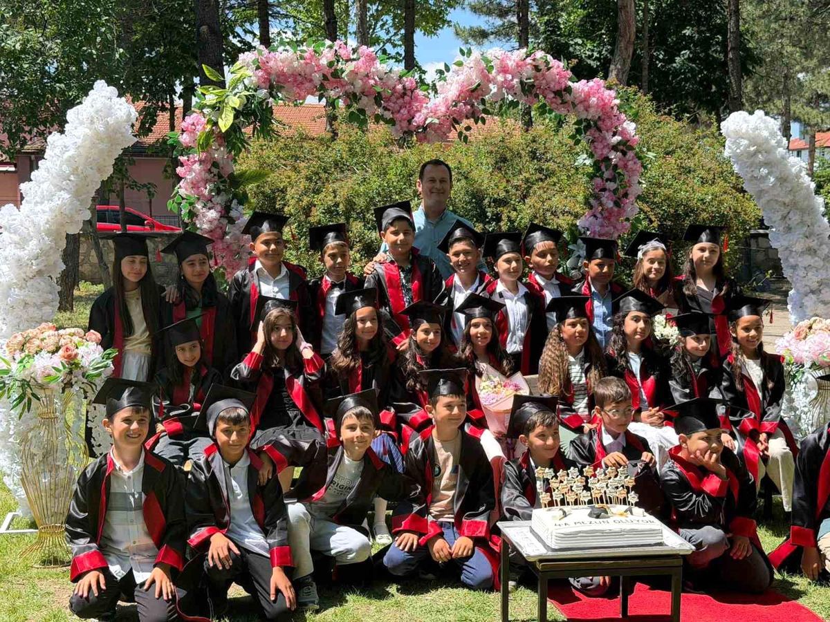 Çocuklar ilkokulu bitirmenin mutluluğunu yaşadı