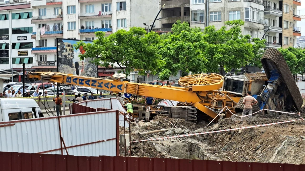 Millet bahçesi şantiyesinde korkutan olay: Vinç devrildi
