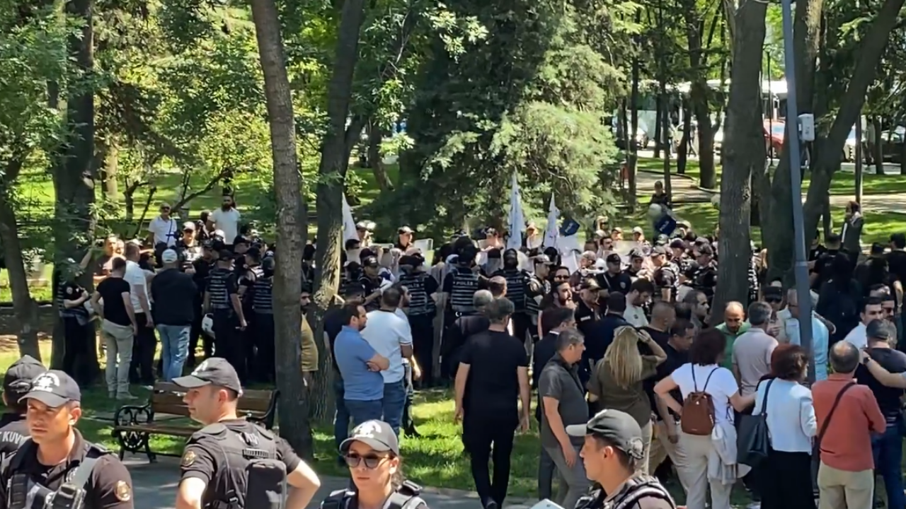 Ankara'da toplanan öğretmenlere polis müdahalesi: Eğitim-Sen ve Özel Sektör Öğretmenleri Sendikası Başkanları gözaltında
