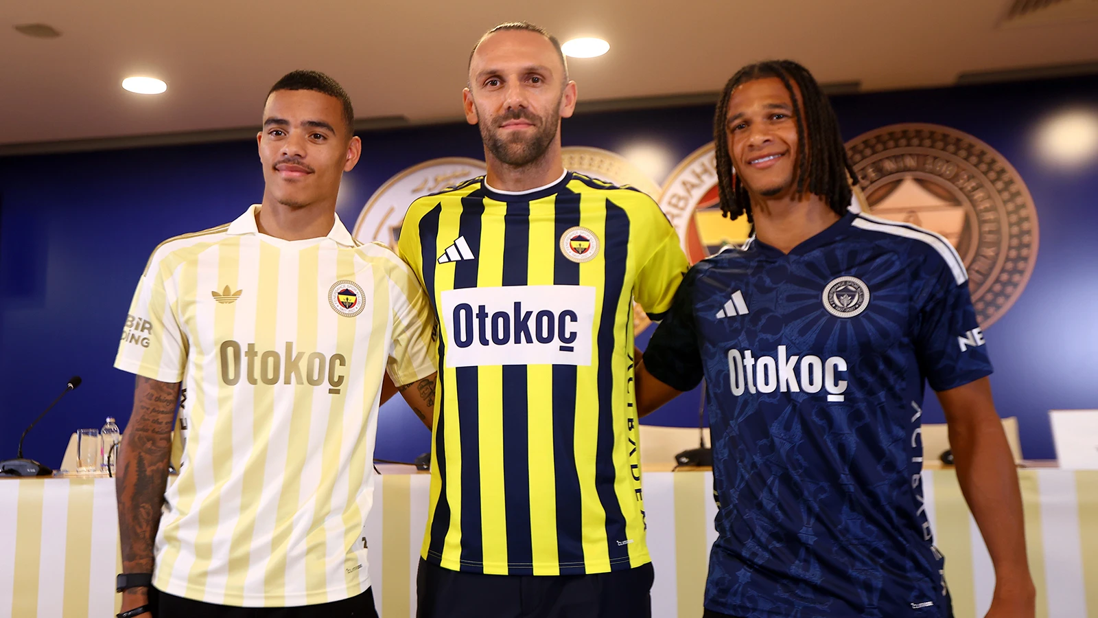 Fenerbahçe yeni transferleri için imza töreni düzenledi
