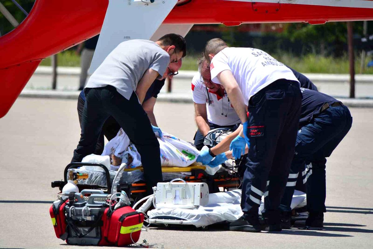 Çorum'da balkondan düşen çocuk ağır yaralandı, ambulans helikopterle Ankara'ya sevk edildi