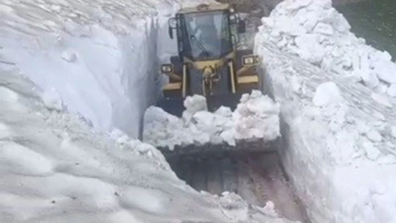 Temmuzda kar sürprizi: İş makineleri 3 metrelik karı temizliyor