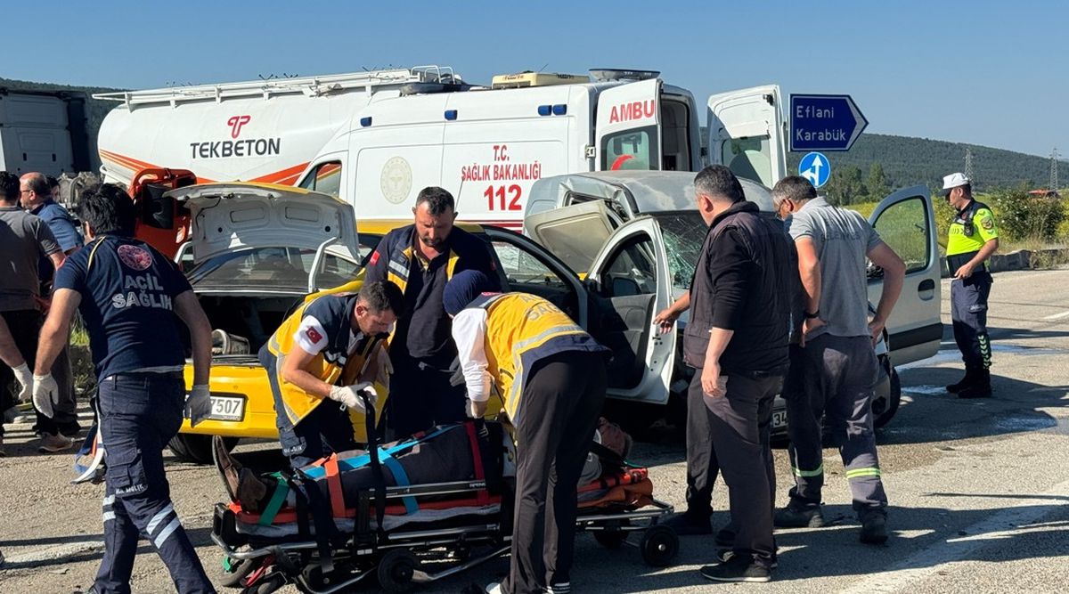 Karabük'te hafif ticari araç ile taksi çarpıştı: 4 yaralı