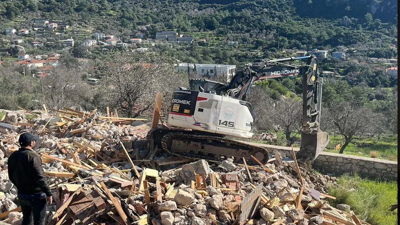 Marmaris'te kaçak yapılara geçit yok: Bu yıl 60 yapı yıkıldı
