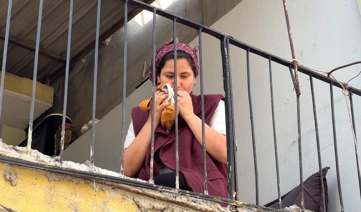 Annesi sokaktan korkarken, facia evlerinin balkonunda yakaladı