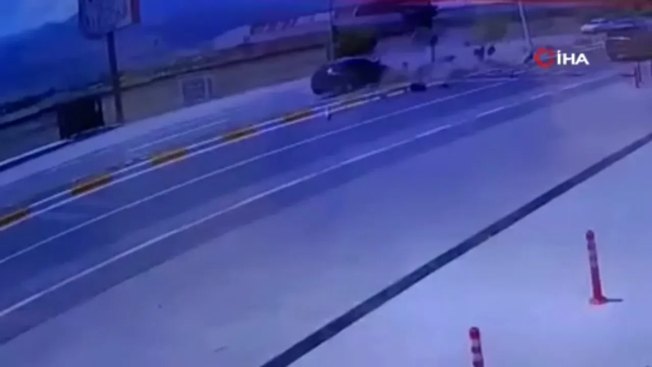 Erzincan'da korkunç kaza görüntüleri! Otomobil adeta dağıldı: İşte o anlar