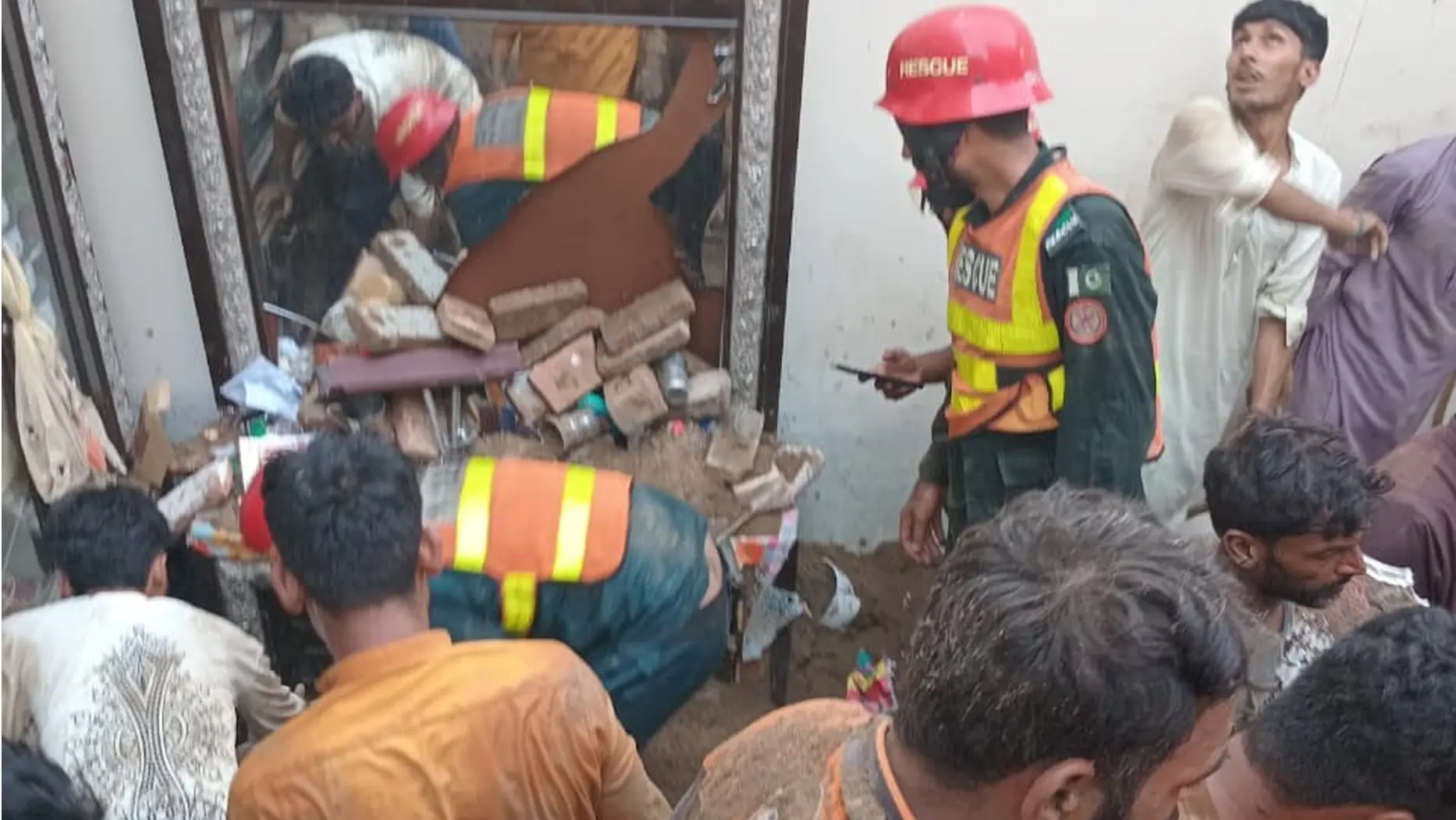 Pakistan'da etüt merkezinin çatısı çöktü: 14 öğrenci hayatını kaybetti