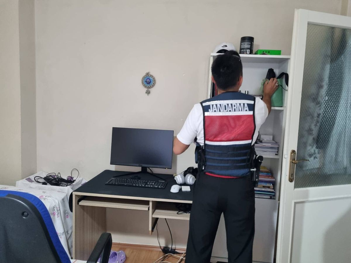 MİT kredi kartı şebekesini çökertti: 3 gözaltı