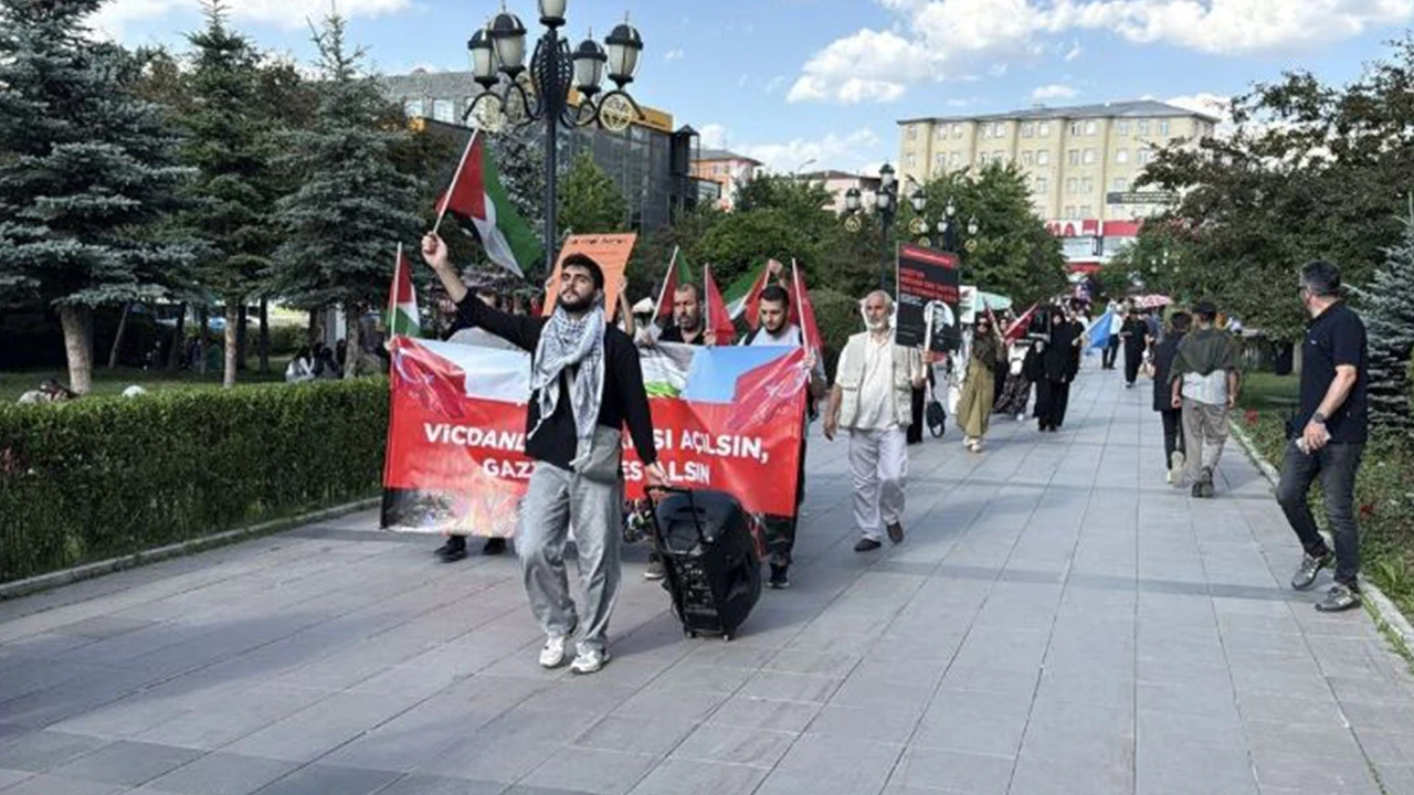 Erzurum'da sağlıkçılar Gazze için sessiz yürüyüşlerini 141'inci haftada sürdürdü