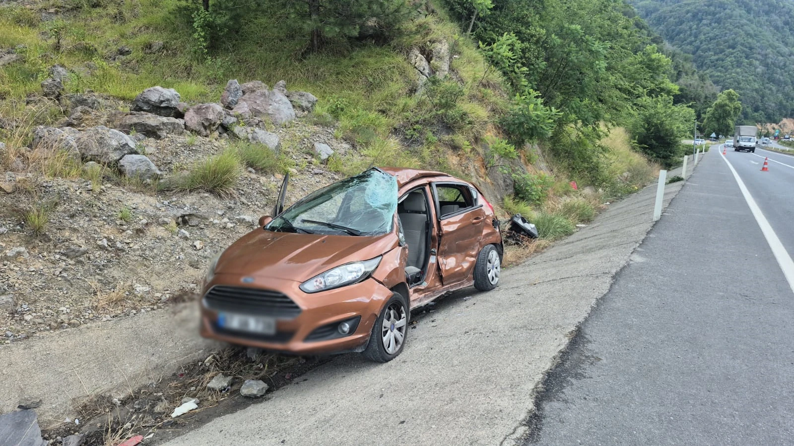 Zonguldak'ta feci kaza: Tır ile çarpışan otomobildeki yaşlı çift can verdi