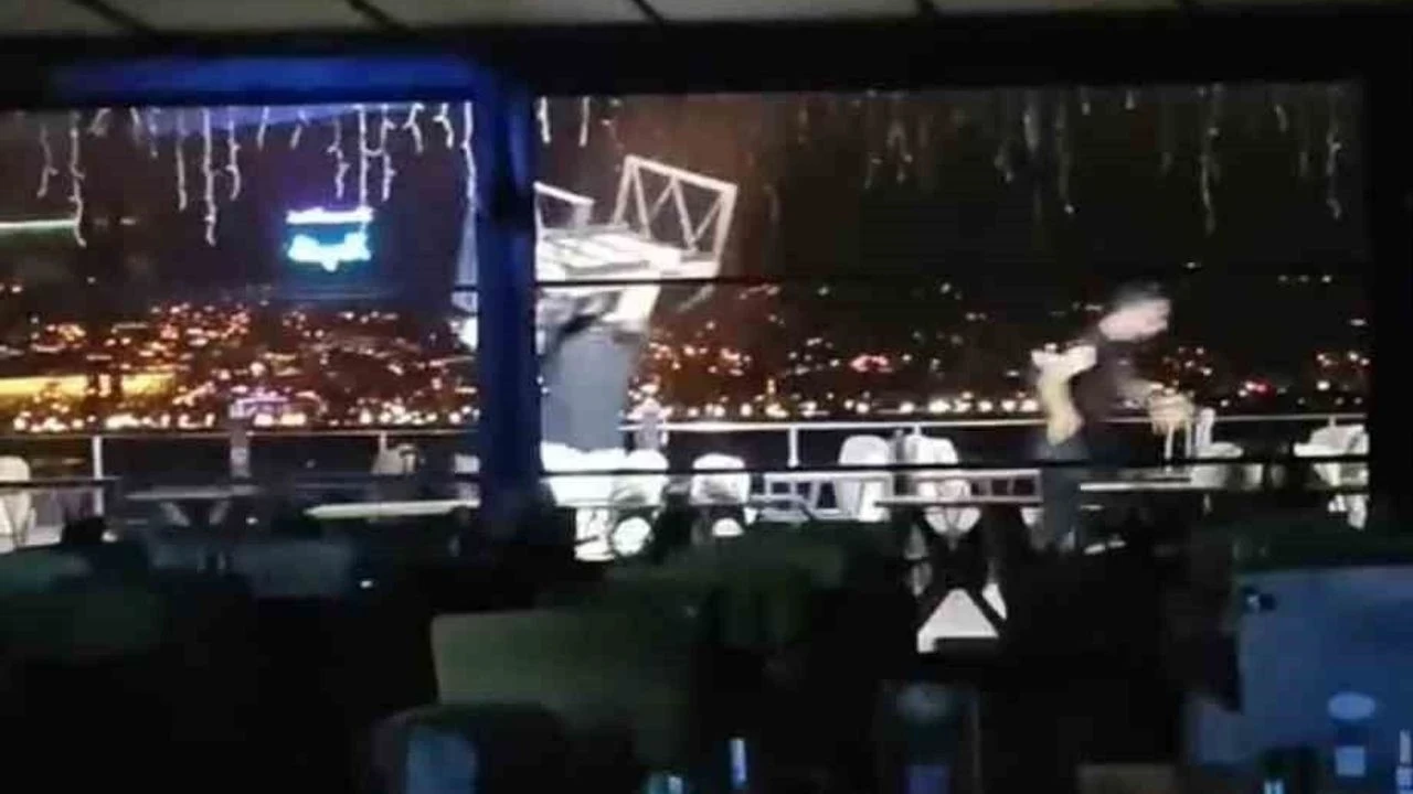 Kocaeli'de kavgayı ayırmak isteyen adam saldırgana koltuk fırlattı!