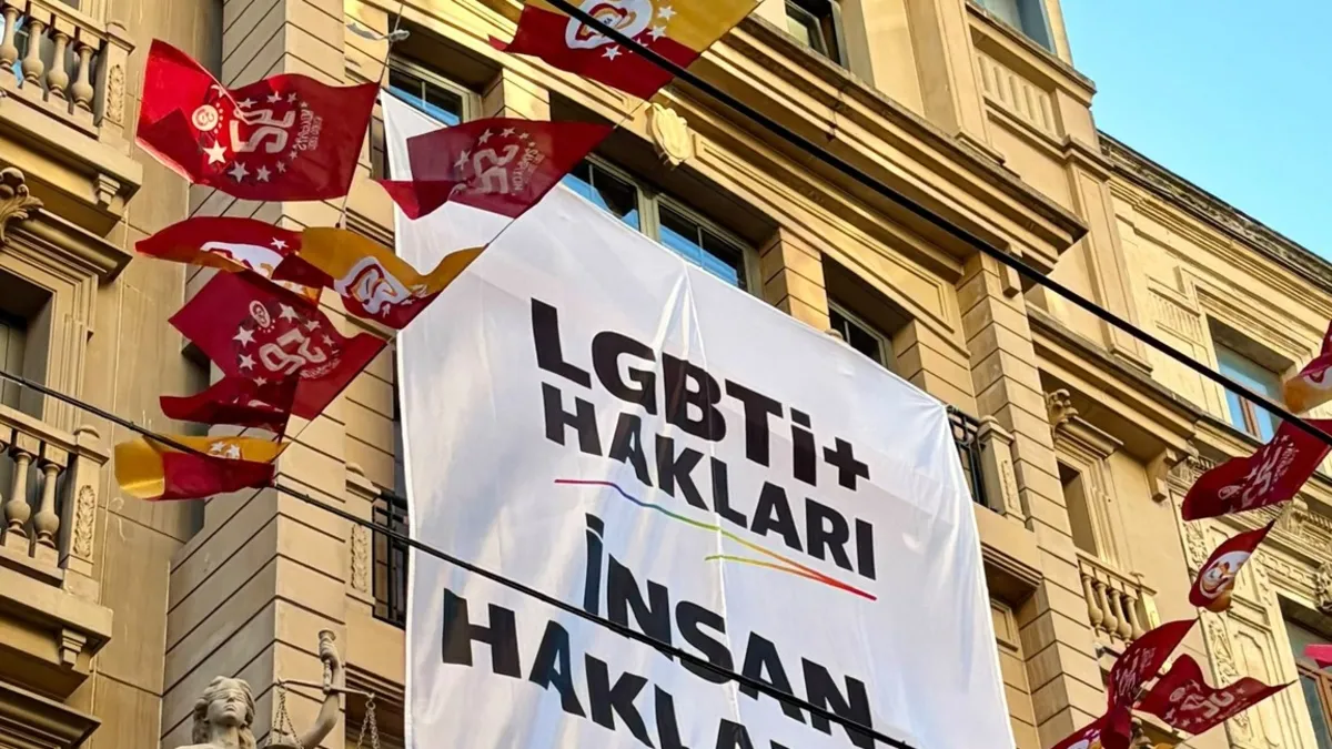 Sapkınlığın bayraktarlığına soyundular: İstanbul Barosu'na LGBT pankartı asıldı