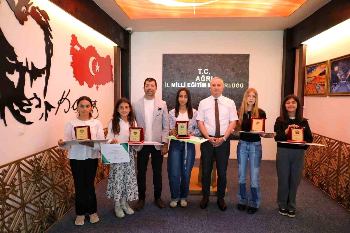 Ağrı'da "Sağlıklı Nesil Sağlıklı Gelecek" yarışmalarında dereceye giren öğrenciler ödüllendirildi