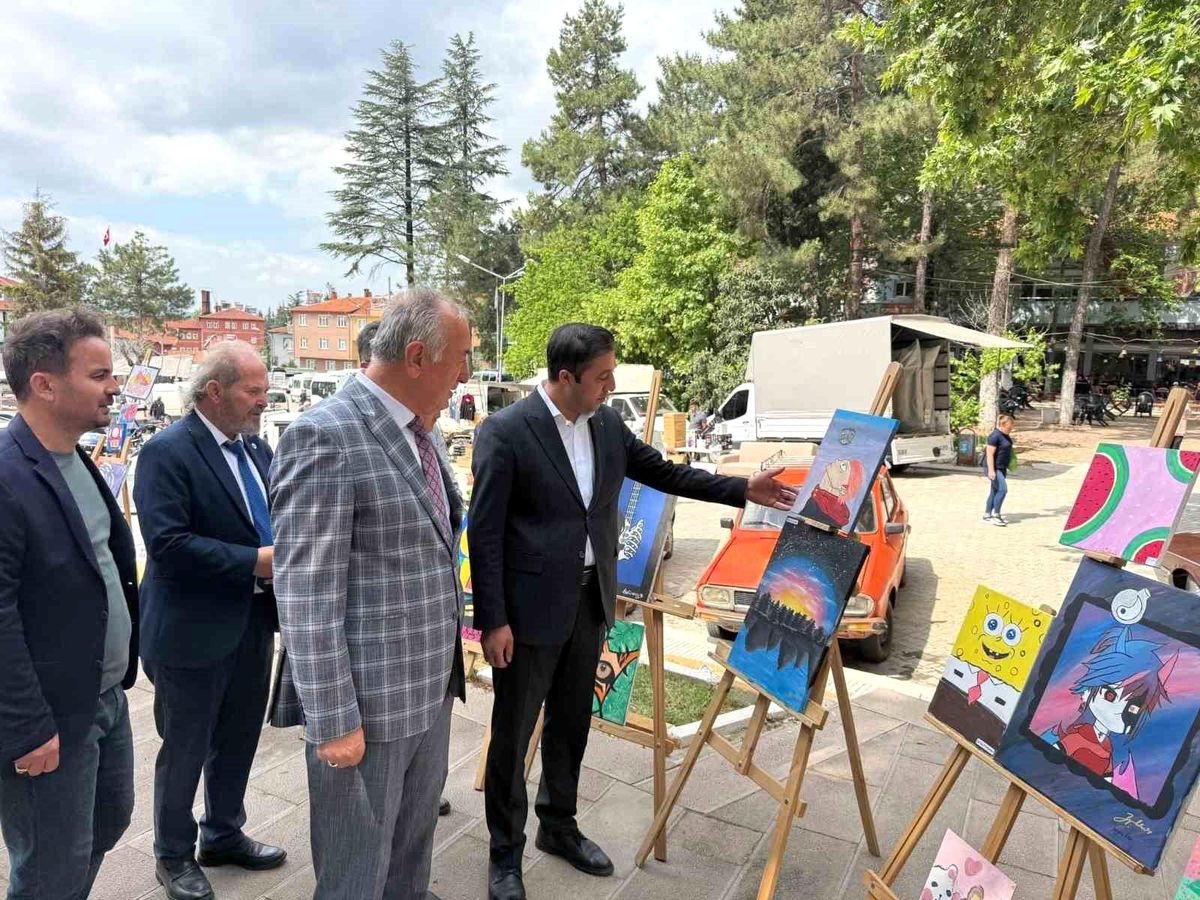 Şaphane'de yılsonu hayır çarşısı ve sergi yoğun ilgi gördü