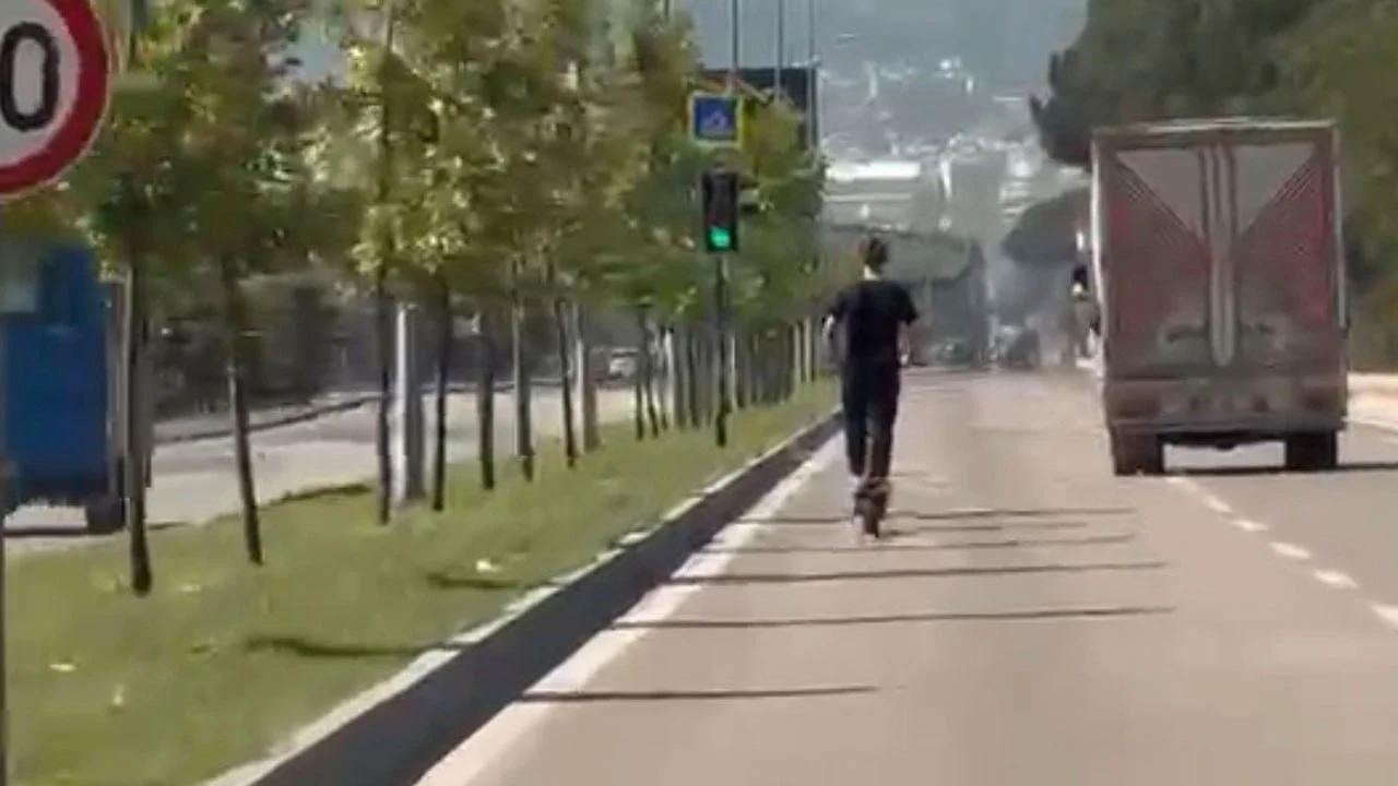 Tehlikeli yolculuk kamerada! Scooterla trafikte ölümle dans etti