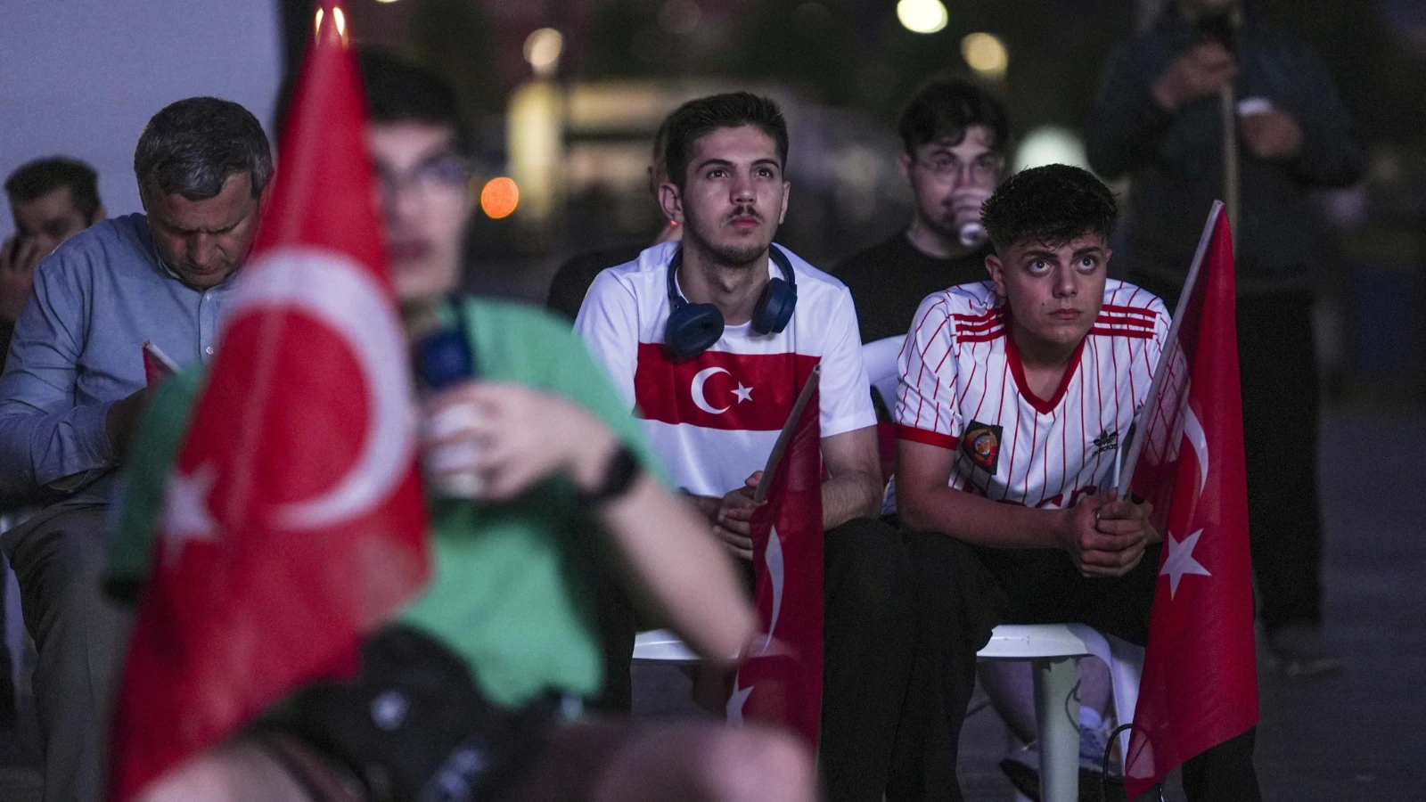 İstanbul'da vatandaşlar alanlara kurulan ekranların karşısında A Milli Takımı destekledi