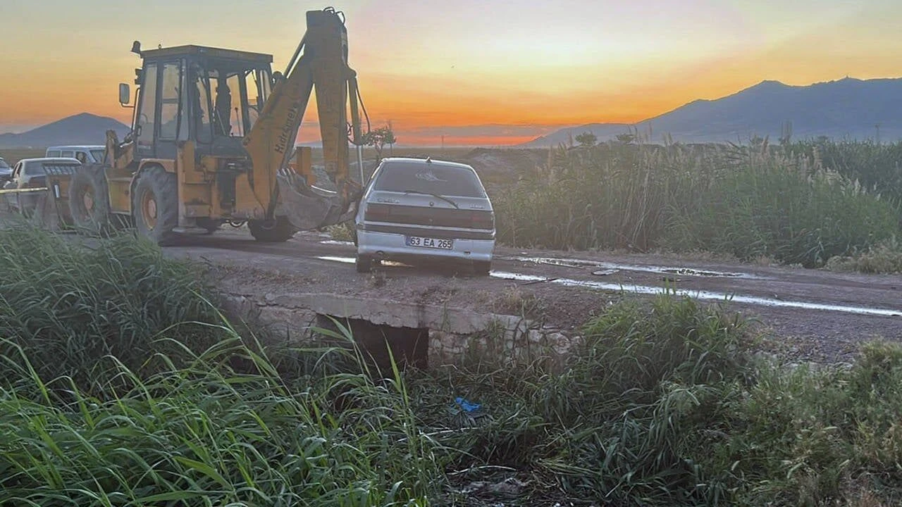 Tarım işçisi ailenin otomobili kanala uçtu: 3 çocuk yaşamını yitirdi