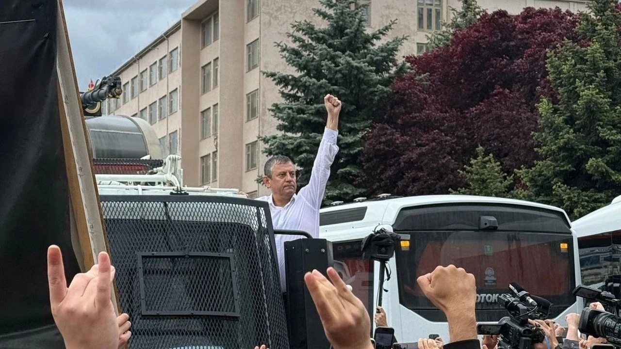 Mevlüt Karakaya'dan tv100 yayınında önemli açıklamalar: CHP'de bu ciddi bir risk!