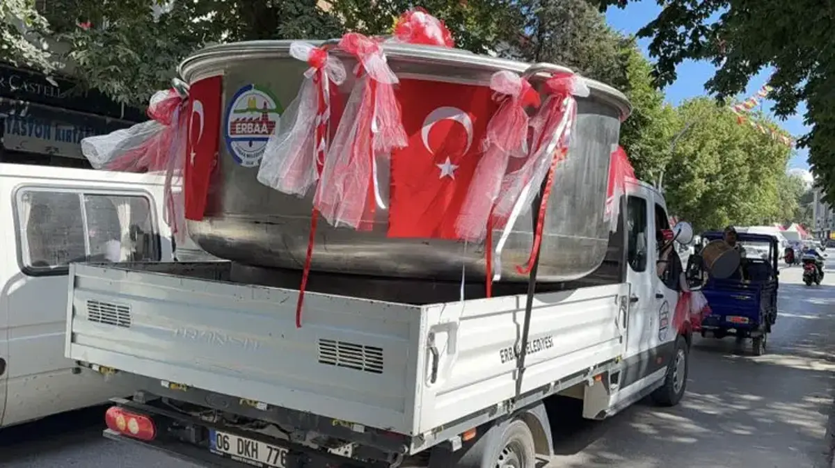100 bin 60 adet baklalı dolmanın pişirileceği dev kazan iş makinesiyle taşındı