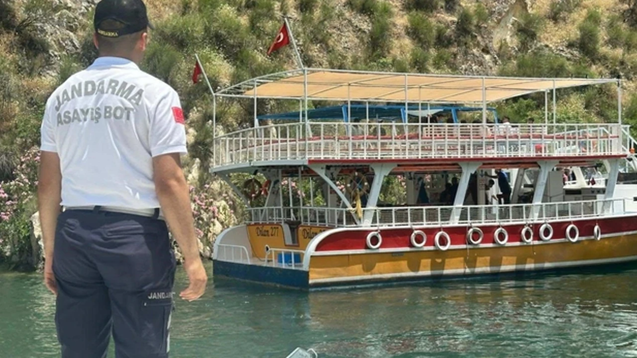 Birecik Baraj Gölü'nde tekne arızası: Mahsur kalan 40 yolcu kurtarıldı