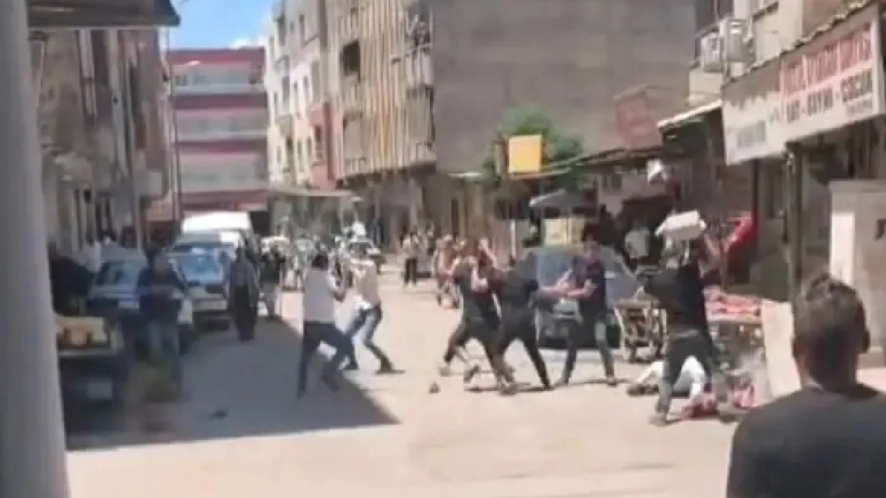 Sokak ortasında taşlı sopalı kavga: O anlar kamerada