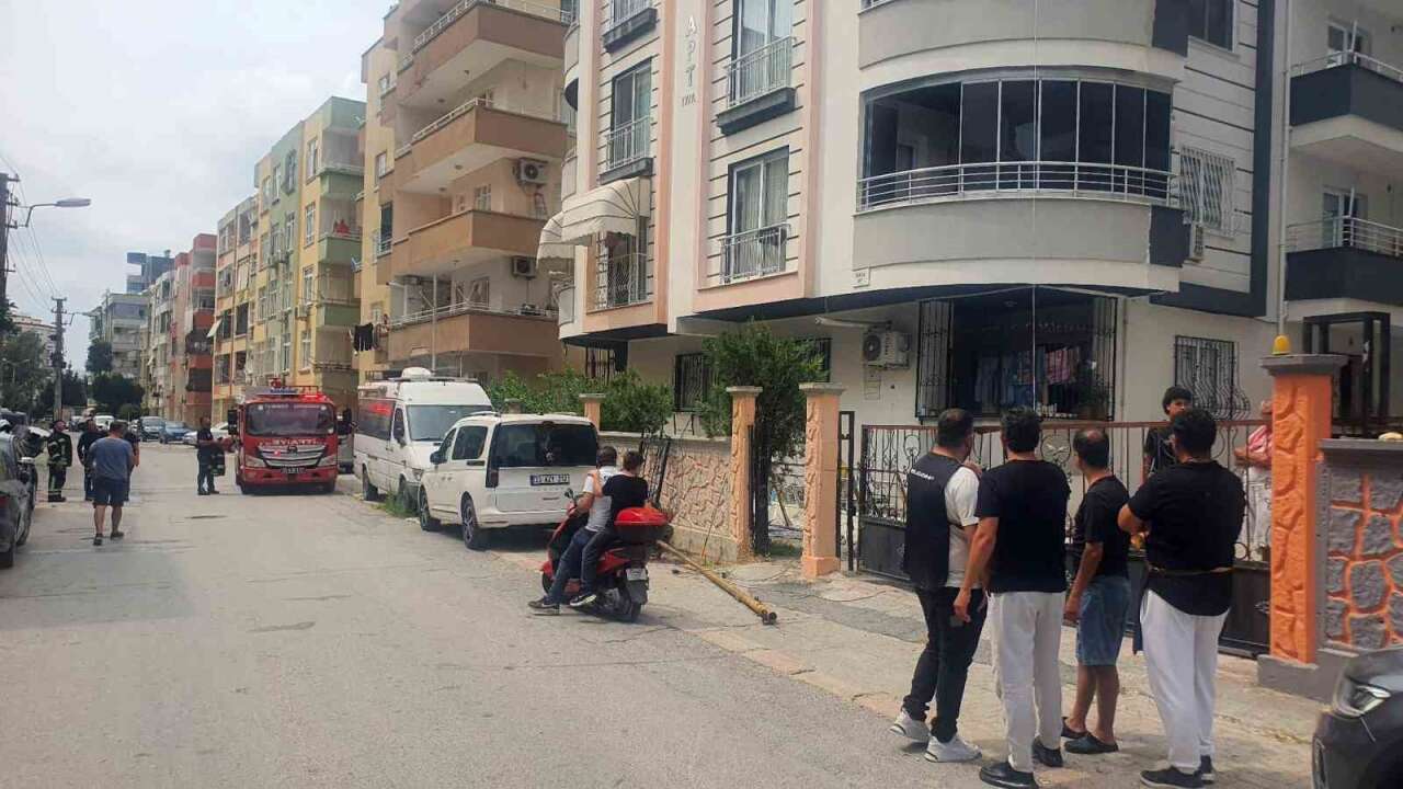 Mersin’de iş kazası: Apartman iskelesi çöktü, 2 işçi yaralandı