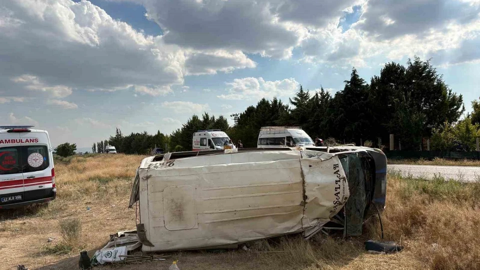 Konya'da tarım işçilerini taşıyan minibüs devrildi! 7'si çocuk 17 yaralı