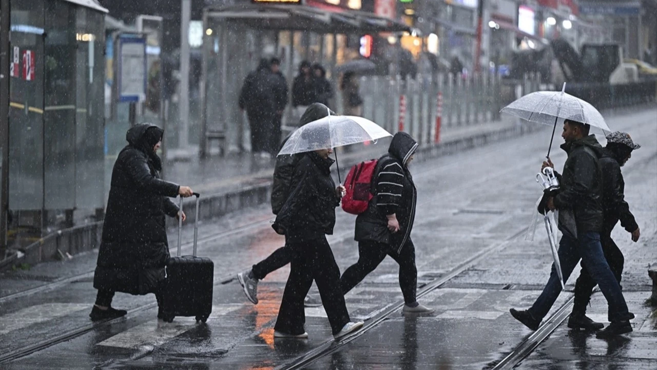 AKOM'dan İstanbul için peş peşe uyarı: Sağanak ve fırtına...
