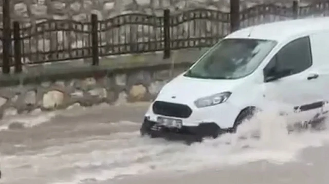 Ankara’da sağanak yağış hayatı olumsuz etkiledi: Yollar göle döndü