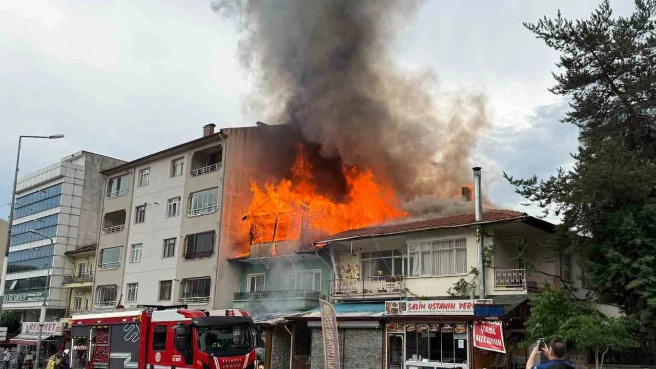Kızılcahamam’da iki katlı binanın çatısı yandı