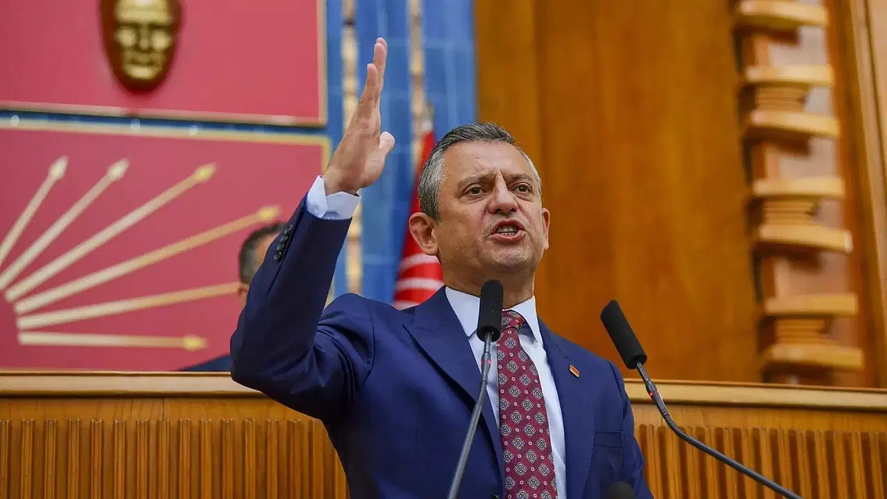 Özgür Özel'den direnen öğretmenlere destek: ‘AK Parti, devletin polisini kendi beceriksizliğine kalkan yapmaya çalışıyor’