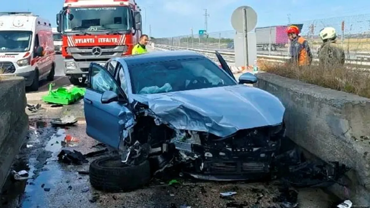 Direksiyon hakimiyetini kaybeden otomobil sürücüsü gişelere çarptı, 2 kişi yaralandı
