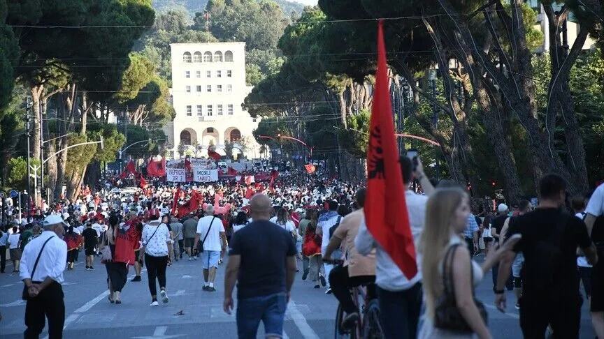 Arnavutluk'ta Zvernec'teki turizm projesine karşı gösteriler sürüyor