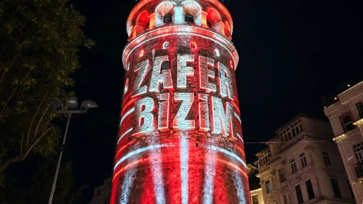 Kahraman şehitlerin portreleri Galata Kulesi'ne yansıtıldı