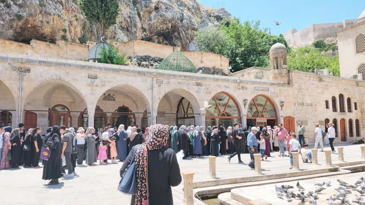 Hazreti İbrahim’in makamında sınav kuyruğu: LGS öncesi: Dualar gelecek için edildi