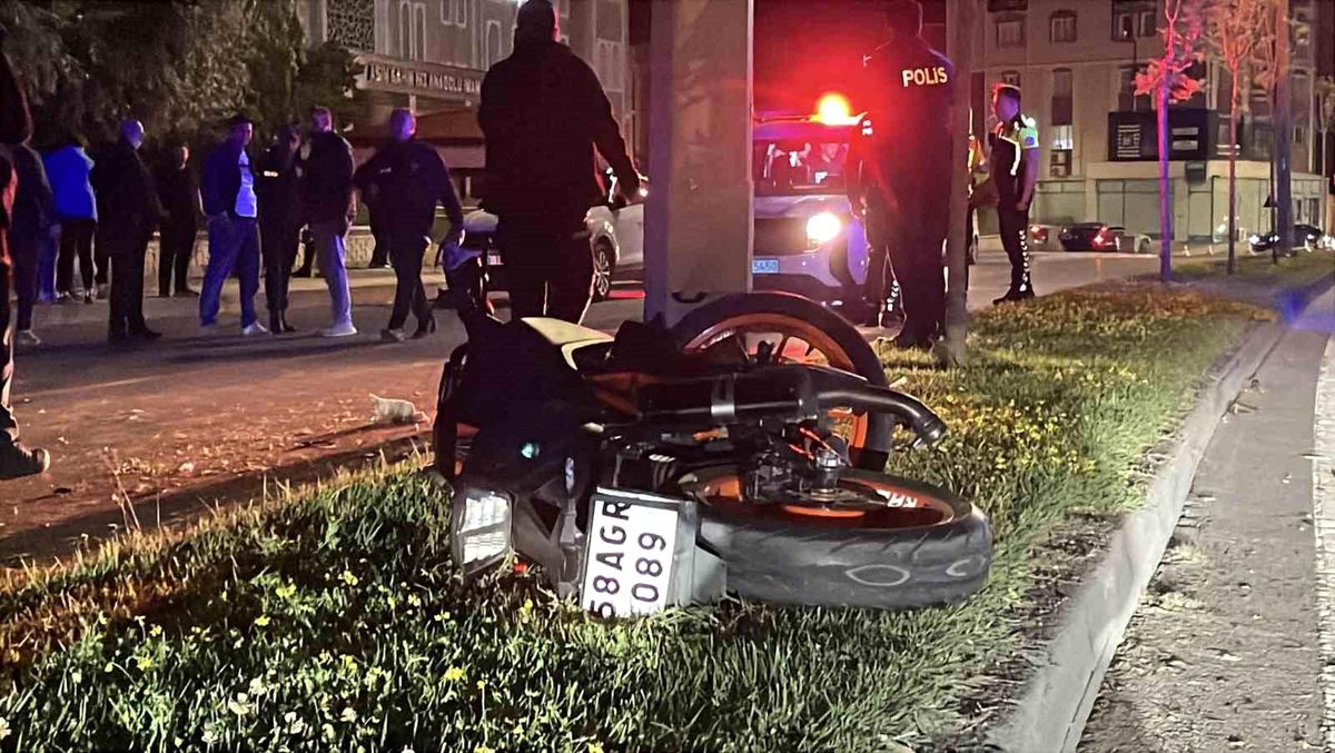 Sivas'ta aydınlatma direğine çarpan motosikletteki 2 kişi yola savruldu: 2 ağır yaralı