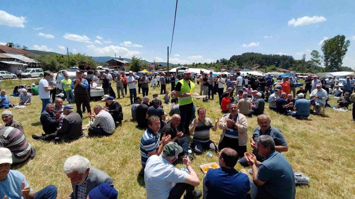 Geleneksel Hacet Bayramı'nda yarım tondan fazla et dağıtıldı