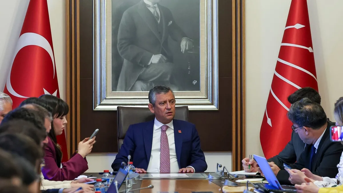 İzmir'deki kooperatif vurgunu mağdurlarından CHP'li Özel'e sert tepki: 'Yolsuzluklar diz boyu! Hala...