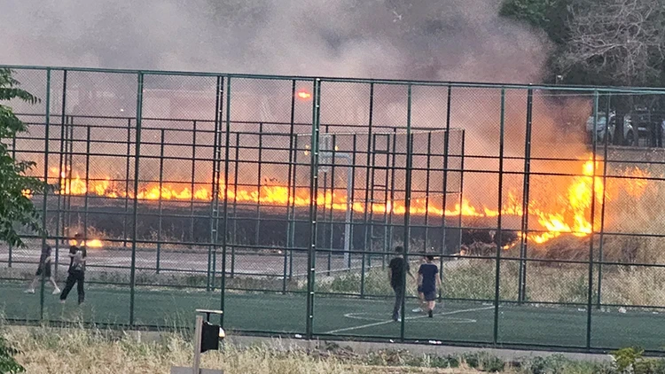 Diyarbakır’da ilginç görüntü! Yangına rağmen futbol oynamaya devam ettiler